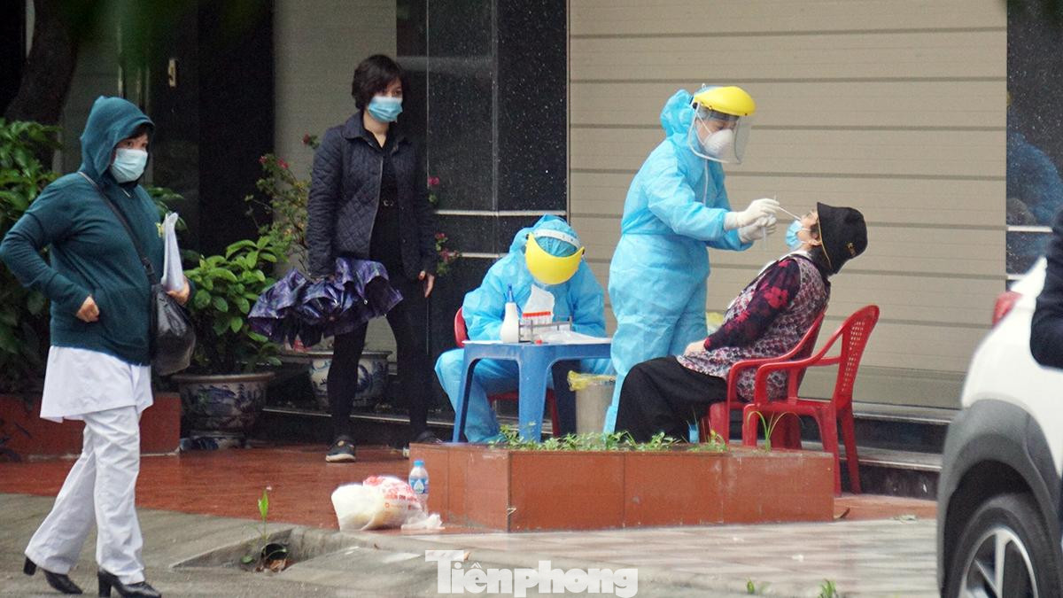 Theo ghi nhận của Tiền Phong, sáng 26/3, lực lượng chức năng đã phong tỏa khu dân cư quanh khách sạn Paris tại địa chỉ 2/8A Lê Hồng Phong. Lực lượng y tế lấy mẫu xét nghiệm toàn bộ cư dân cư trú, người lưu trú tại các khách sạn, nhà nghỉ tại đây.<