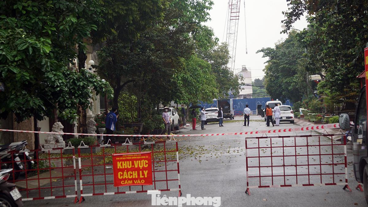 Qua điều tra dịch tễ, ngành y tế TP Hải Phòng xác định, hai cô gái này từ Campuchia về Phú Quốc đêm 21, rạng sáng 22/3 bằng thuyền. Trưa 22/3, cả hai bay trên chuyến VJ458 từ Phú Quốc về Nội Bài rồi đi taxi người quen về TP Hải Phòng. Trong ba ngày ở Hải Phòng, hai cô gái này ở nhà tại xã Đại Hợp (Kiến Thụy), nhà nghỉ N.T (huyện Kiến Thụy), khách sạn Paris (phố Lê Hồng Phong).