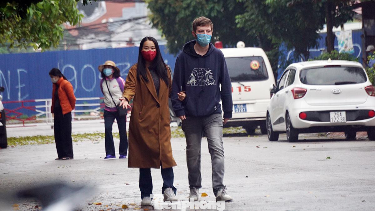 Theo BCĐ Phòng chống COVID-19 phường Đằng Giang (quận Ngô Quyền, TP Hải Phòng), đơn vị đã phong tỏa khu dân cư quanh khách sạn Paris từ đêm 25/3. Sáng 26/3, lực lượng y tế lấy mẫu xét nghiệm tất cả người dân ở trong khu vực này. Trong đó, có người ngoại quốc, nhiều khách lưu trú tại các khách sạn, nhà nghỉ.