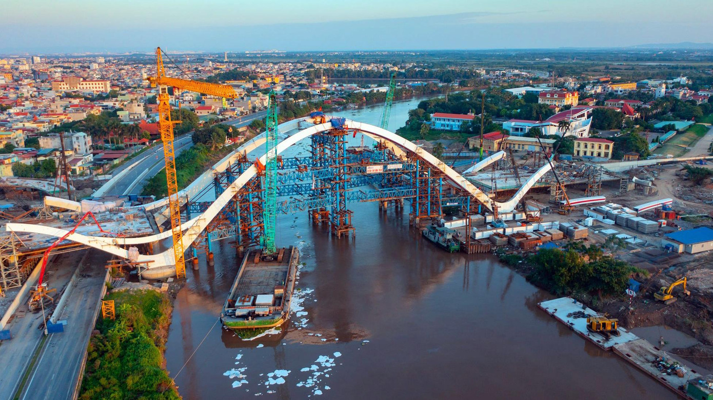 Cầu Rào: Được thiết kế xây dựng bằng thép, bê tông cốt thép dự ứng lực với tổng mức đầu tư hơn 2.300 tỷ đồng từ ngân sách TP Hải Phòng. Theo thiết kế, cầu dài 456m, gồm 11 nhịp (3 vòm thép, 6 nhịp dẫn bằng dầm bản rộng), quy mô 4 làn xe cơ giới, 2 làn xe hỗn hợp và dải phân cách, vỉa hè.