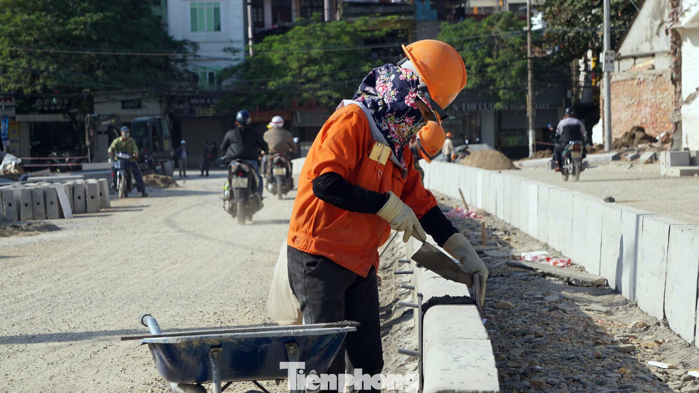 "Nhiều đoạn đường đã cơ bản hoàn tất các hạng mục và chuẩn bị trải thảm nhựa. Dự kiến, khi được giao toàn bộ mặt bằng, đơn vị sẽ gấp rút hoàn thiện toàn tuyến Đông Khê 2 - giai đoạn 1 vào đầu năm 2022, dịp Tết Nguyên đán". "Nhiều đoạn đường đã cơ bản hoàn tất các hạng mục và chuẩn bị trải thảm nhựa. Dự kiến, khi được giao toàn bộ mặt bằng, đơn vị sẽ gấp rút hoàn thiện toàn tuyến Đông Khê 2 - giai đoạn 1 vào đầu năm 2022, dịp Tết Nguyên đán".
