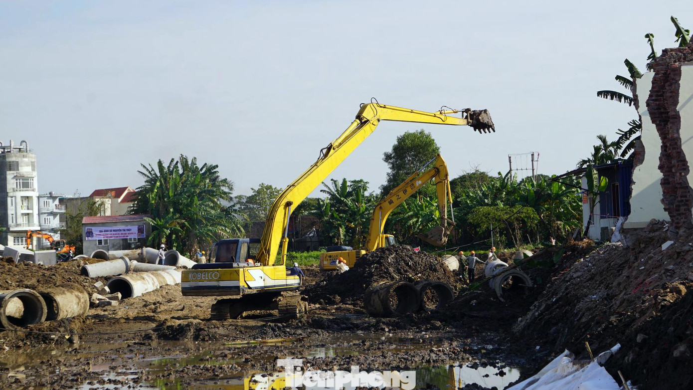 Đại diện liên danh nhà thầu thực hiện tuyến đường Đông Khê 2 - giai đoạn 1 cho biết, để đảm bảo tiến độ hoàn thành dịp Tết Nguyên đán 2022, đơn vị luôn duy trì khoảng 200 công nhân luân phiên tăng ca ngày - đêm, hoàn thành các hạng mục tại khu vực mặt bằng được giao. Đại diện liên danh nhà thầu thực hiện tuyến đường Đông Khê 2 - giai đoạn 1 cho biết, để đảm bảo tiến độ hoàn thành dịp Tết Nguyên đán 2022, đơn vị luôn duy trì khoảng 200 công nhân luân phiên tăng ca ngày - đêm, hoàn thành các hạng mục tại khu vực mặt bằng được giao.