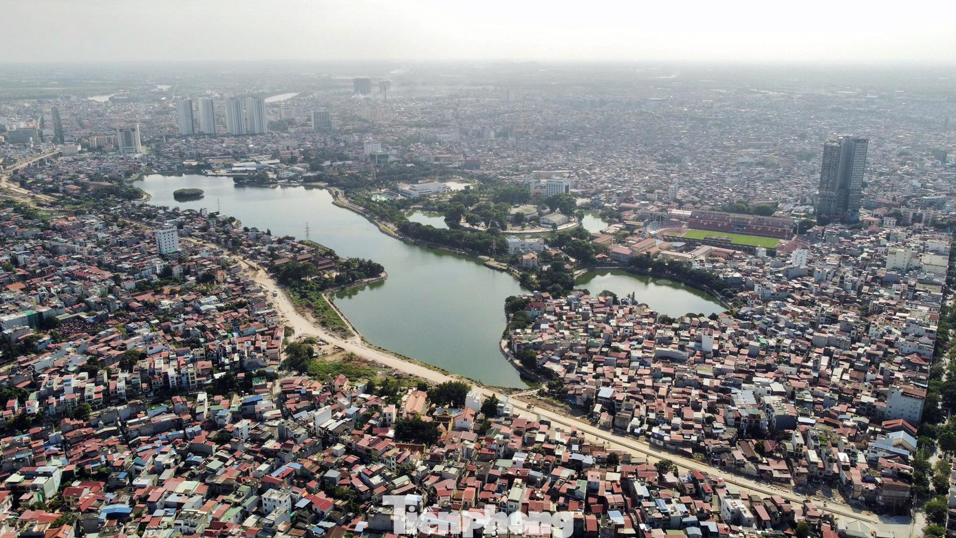 Hiện tuyến đường này đang được các đơn vị gấp rút thi công hoàn thiện, dự kiến thông xe kỹ thuật đầu năm 2022. Toàn cảnh tuyến đường Đông Khê 2 dọc hồ An Biên, được cho là tuyến đường đô thị ven hồ đẹp nhất Hải Phòng khi hoàn thành.