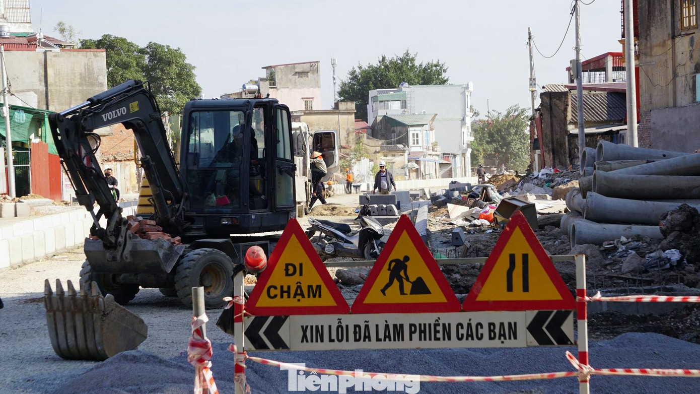 Theo ghi nhận của phóng viên, khu vực nút giao đường Đông Khê 2 - Lê Lợi, hệ thống điện và cống thoát nước đang được đơn vị thi công gấp rút hoàn thiện. Mặt đường khu vực này đã được bó vỉa, cấp đá dăm. Theo ghi nhận của phóng viên, khu vực nút giao đường Đông Khê 2 - Lê Lợi, hệ thống điện và cống thoát nước đang được đơn vị thi công gấp rút hoàn thiện. Mặt đường khu vực này đã được bó vỉa, cấp đá dăm.