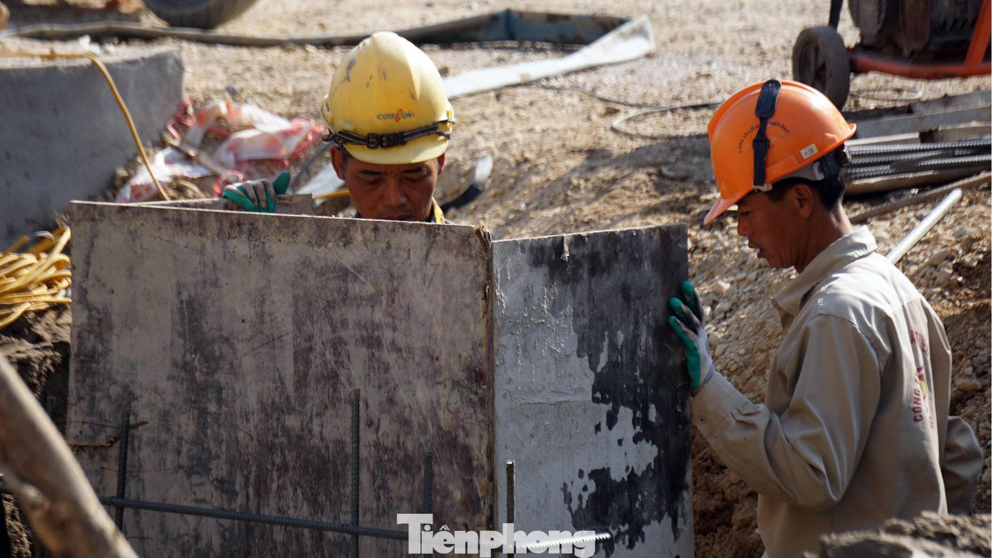 Một công nhân chia sẻ, lao động trên công trường được lực lượng chức năng ưu tiên tiêm vắc xin phòng COVID-19 sớm, xét nghiệm thường xuyên và được hỗ trợ bố trí nơi ăn ở an toàn trong phòng chống dịch. Một công nhân chia sẻ, lao động trên công trường được lực lượng chức năng ưu tiên tiêm vắc xin phòng COVID-19 sớm, xét nghiệm thường xuyên và được hỗ trợ bố trí nơi ăn ở an toàn trong phòng chống dịch.