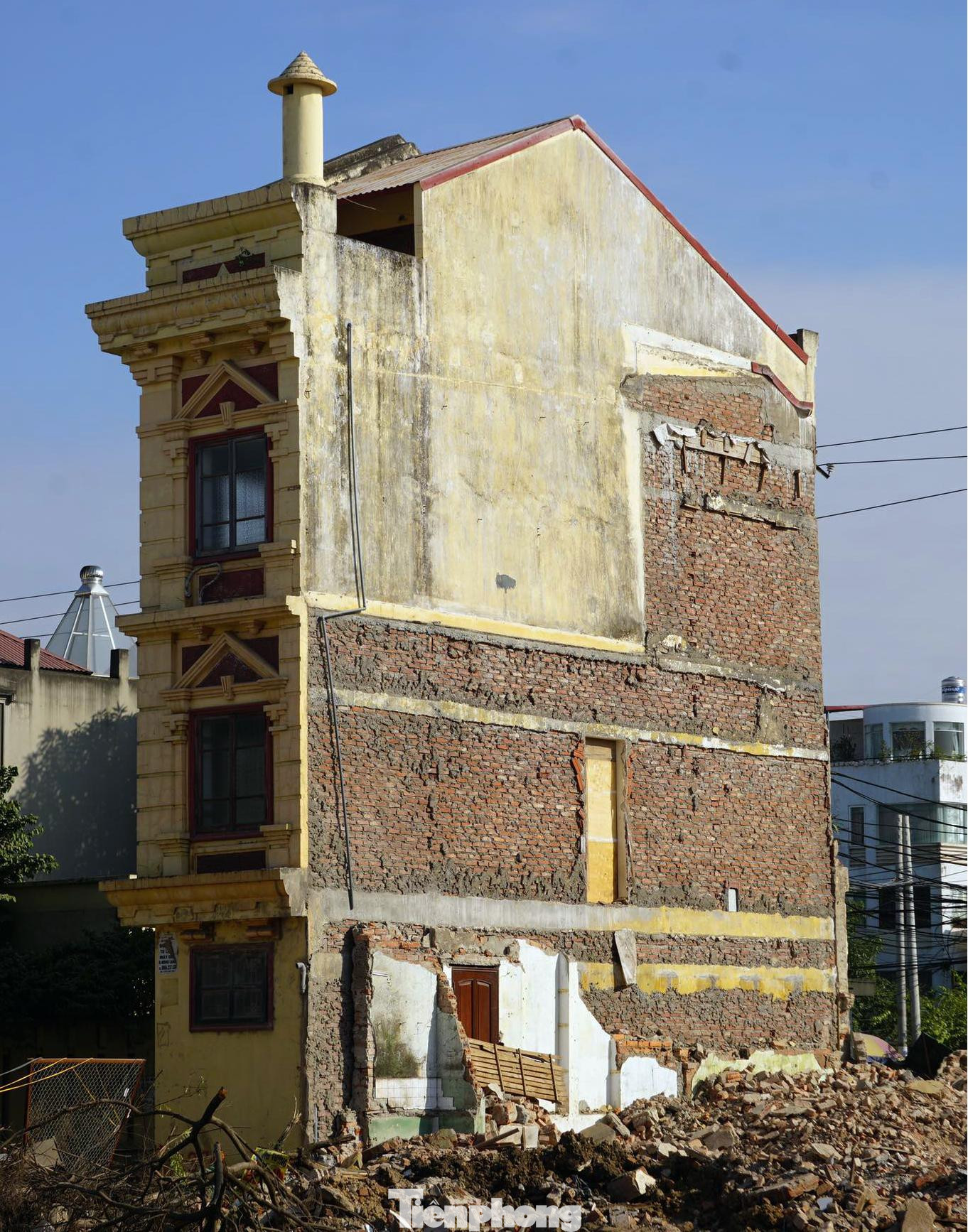 Một ngôi nhà cao tầng tại nút giao đường Đông Khê 2 - An Đà chưa được tháo dỡ, bàn giao mặt bằng cho đơn vị thi công dự án. Mới đây, ông Nguyễn Đức Thọ - Phó Chủ tịch UBND TP Hải Phòng kiểm tra và yêu cầu quận Ngô Quyền tiếp tục vận động, đẩy nhanh công tác GPMB để bàn giao để thực hiện dự án. Một ngôi nhà cao tầng tại nút giao đường Đông Khê 2 - An Đà chưa được tháo dỡ, bàn giao mặt bằng cho đơn vị thi công dự án. Mới đây, ông Nguyễn Đức Thọ - Phó Chủ tịch UBND TP Hải Phòng kiểm tra và yêu cầu quận Ngô Quyền tiếp tục vận động, đẩy nhanh công tác GPMB để bàn giao để thực hiện dự án.