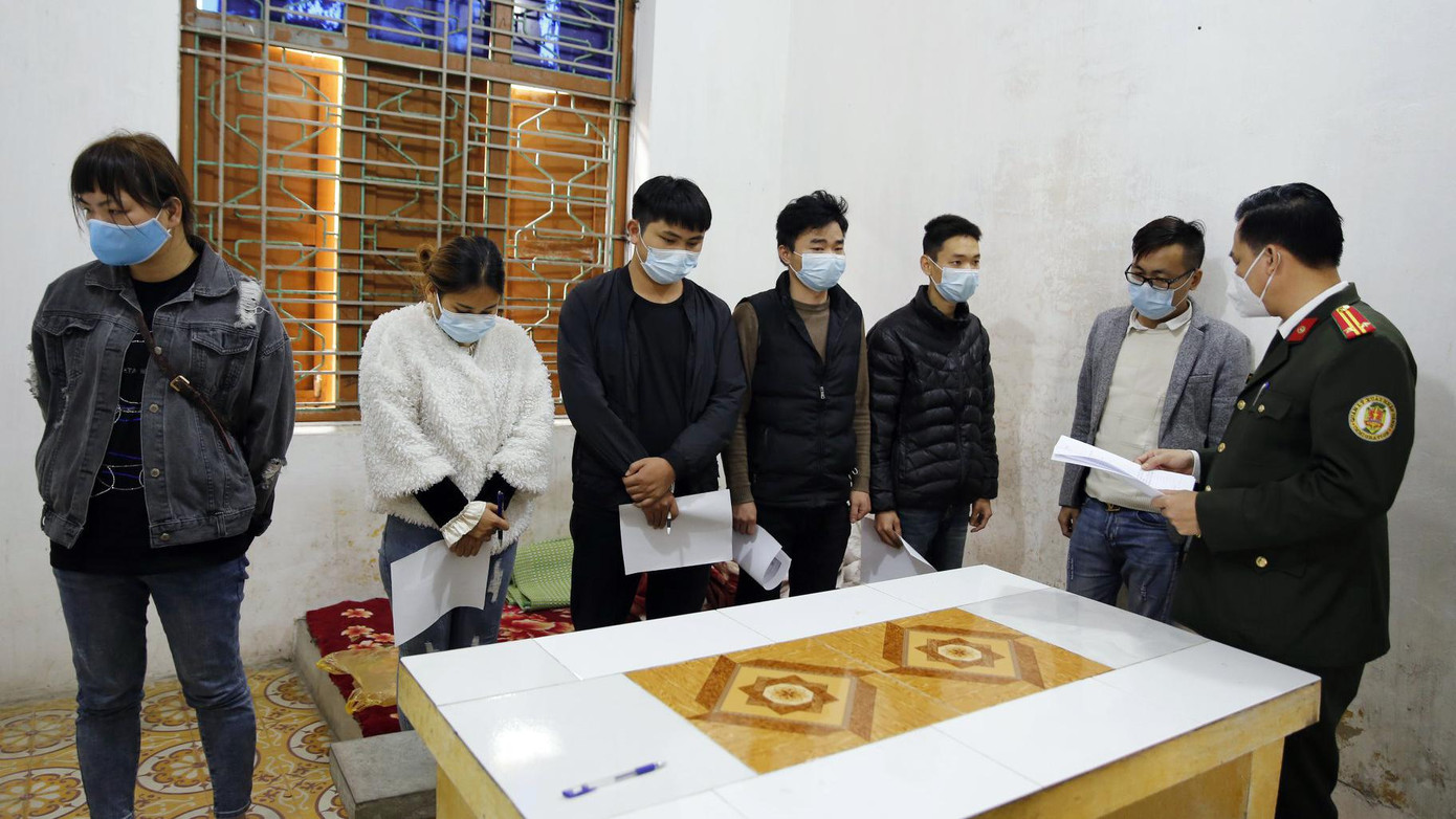 6 đối tượng người Trung Quốc nhập cảnh trái phép vào Việt Nam tại cơ quan công an tỉnh Hải Dương. Ảnh: Báo Hải Dương