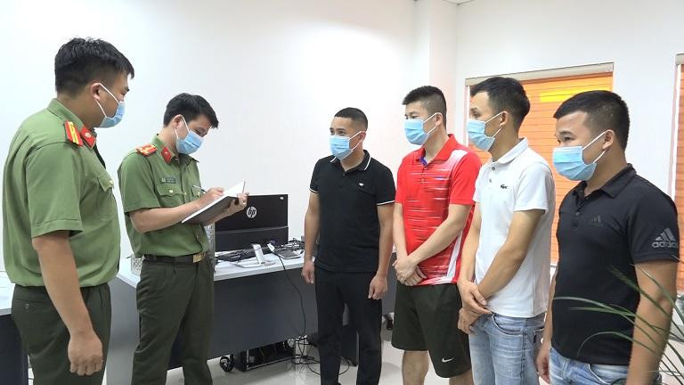 Các đối tượng trong đường dây tổ chức cá độ do Nguyễn Trọng Bình (ở TP Chí Linh) cầm đầu tại cơ quan công an.