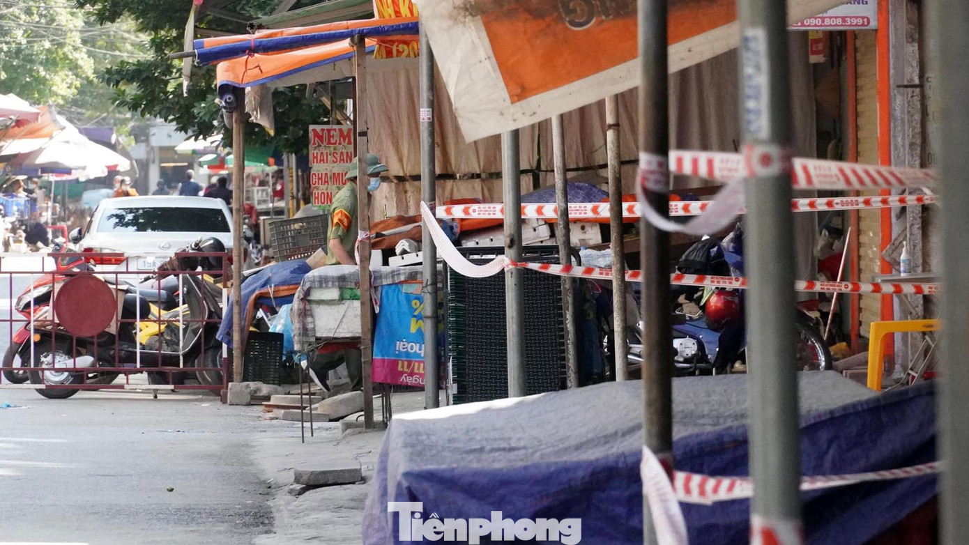 Quận Ngô Quyền cũng bố trí lực lượng trực 24/24h đảm bảo công tác phòng chống dịch, giữ an ninh trật tự, bảo vệ tài sản của người dân trong khu vực phong tỏa.