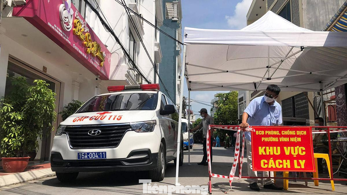 Sáng 19/7, Sở Y tế TP Hải Phòng ghi nhận chị Đ.T.H (SN 1981, trú phường Vĩnh Niệm, quận Lê Chân) dương tính SARS-CoV-2. Theo dịch tễ, chị Đ.T.H có lịch sử di chuyển đi giao hàng, tiếp xúc với F0 tại Hàng Mắm (Hà Nội) ngày 16/7. Ngay sau khi về Hải Phòng, chị này đến Bệnh viện Đa khoa quốc tế Hải Phòng làm xét nghiệm và kết quả dương tính SARS-CoV-2. Sáng 19/7, Sở Y tế TP Hải Phòng ghi nhận chị Đ.T.H (SN 1981, trú phường Vĩnh Niệm, quận Lê Chân) dương tính SARS-CoV-2. Theo dịch tễ, chị Đ.T.H có lịch sử di chuyển đi giao hàng, tiếp xúc với F0 tại Hàng Mắm (Hà Nội) ngày 16/7. Ngay sau khi về Hải Phòng, chị này đến Bệnh viện Đa khoa quốc tế Hải Phòng làm xét nghiệm và kết quả dương tính SARS-CoV-2.