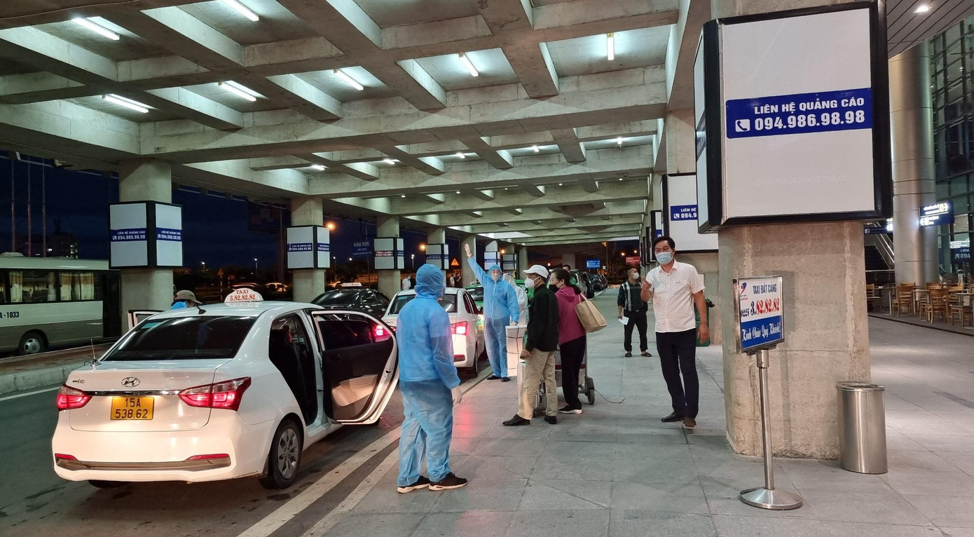 Tuy nhiên, sau nhiều lần hoãn đến tối 13/10, chuyến bay đầu tiên từ TPHCM chở 115 hành khách mới về đến Hải Phòng.