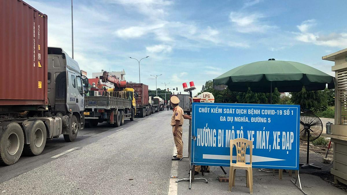 TP Hải Phòng tăng cường tổ liên ngành phụ chốt kiểm soát số 1 (ga Dụ Nghĩa) trên QL5 nhằm kiểm soát chặt người và phương tiện vào thành phố.