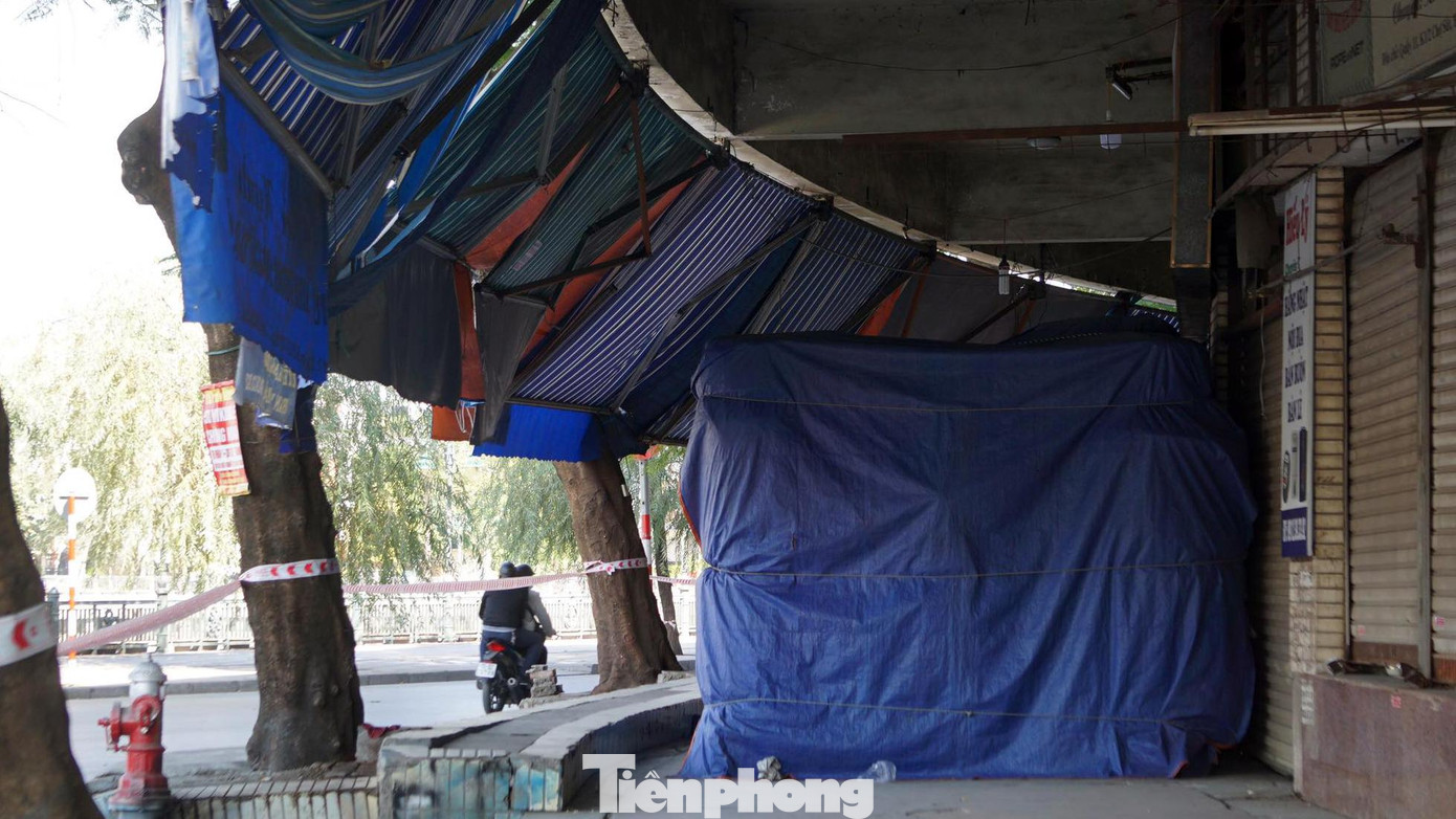 Những gian hàng bán đồ điện tử, kim khí tại chợ Sắt tạm thời đóng cửa do xuất hiện nhiều ca dương tính SARS-CoV-2.