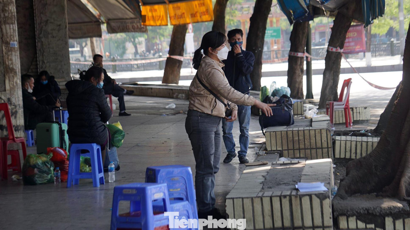 Trong số 77 ca F0 mới ghi nhận, có 72 trường hợp là người ở địa phương khác, 5 trường hợp trú tại quận Hồng Bàng. Đến trưa 6/12, còn gần 20 ca F0 vẫn tập trung tại cổng chợ Sắt để chờ phương án cách ly, điều trị của cơ quan chức năng.