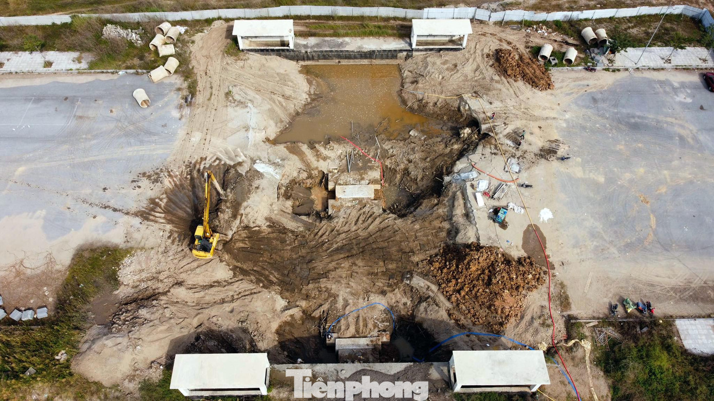 Tuy nhiên, vừa qua hầm đường số 3 dành cho người đi bộ chưa hoàn thiện đã có dấu hiệu sụt lún nghiêm trọng, khiến một phần đường giao thông đã thảm nhựa trong dự án xuống cấp, hư hỏng. Đơn vị trúng thầu, thi công hầm đường bộ này là Tổng công ty Xây dựng Bạch Đằng.