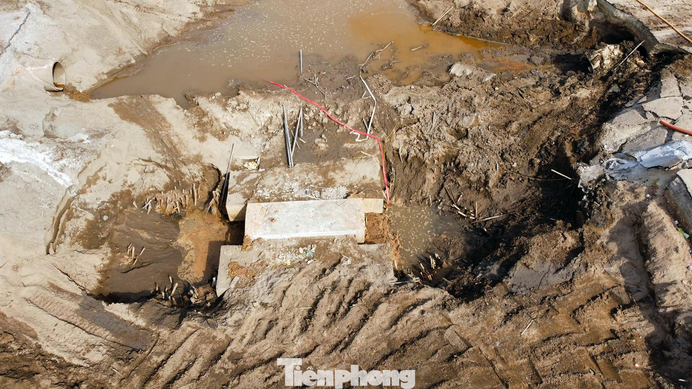 Theo ghi nhận của phóng viên, các trụ cọc bê tông đỡ hầm có dấu hiệu bị nghiêng, một số điểm mặt đường đã thảm nhựa bị rạn nứt. Đơn vị thi công quây rào tôn khu vực rộng hàng nghìn mét để triển khai các biện pháp khắc phục.