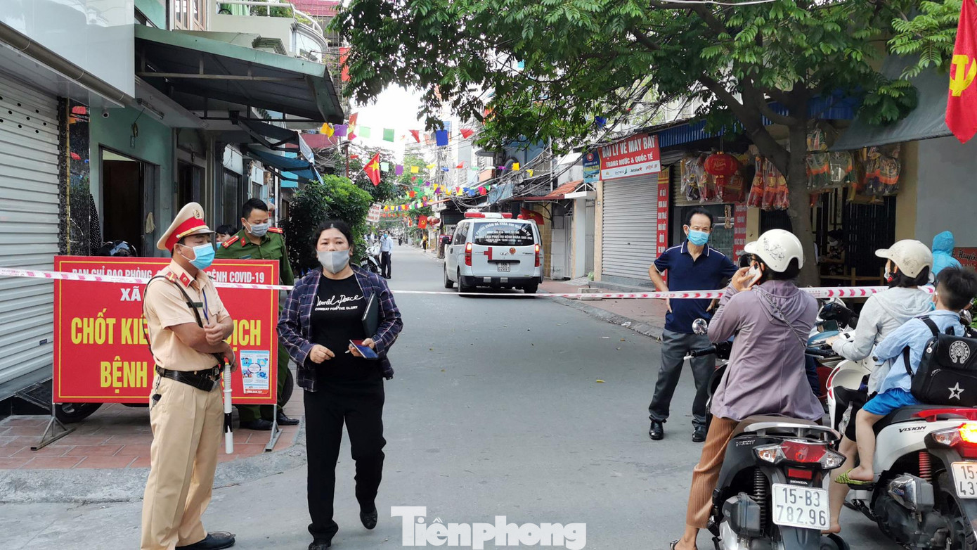 Cảnh sát kiểm soát người ra vào khu dân cư tại xã An Đồng (An Dương, Hải Phòng) chiều 6/5.