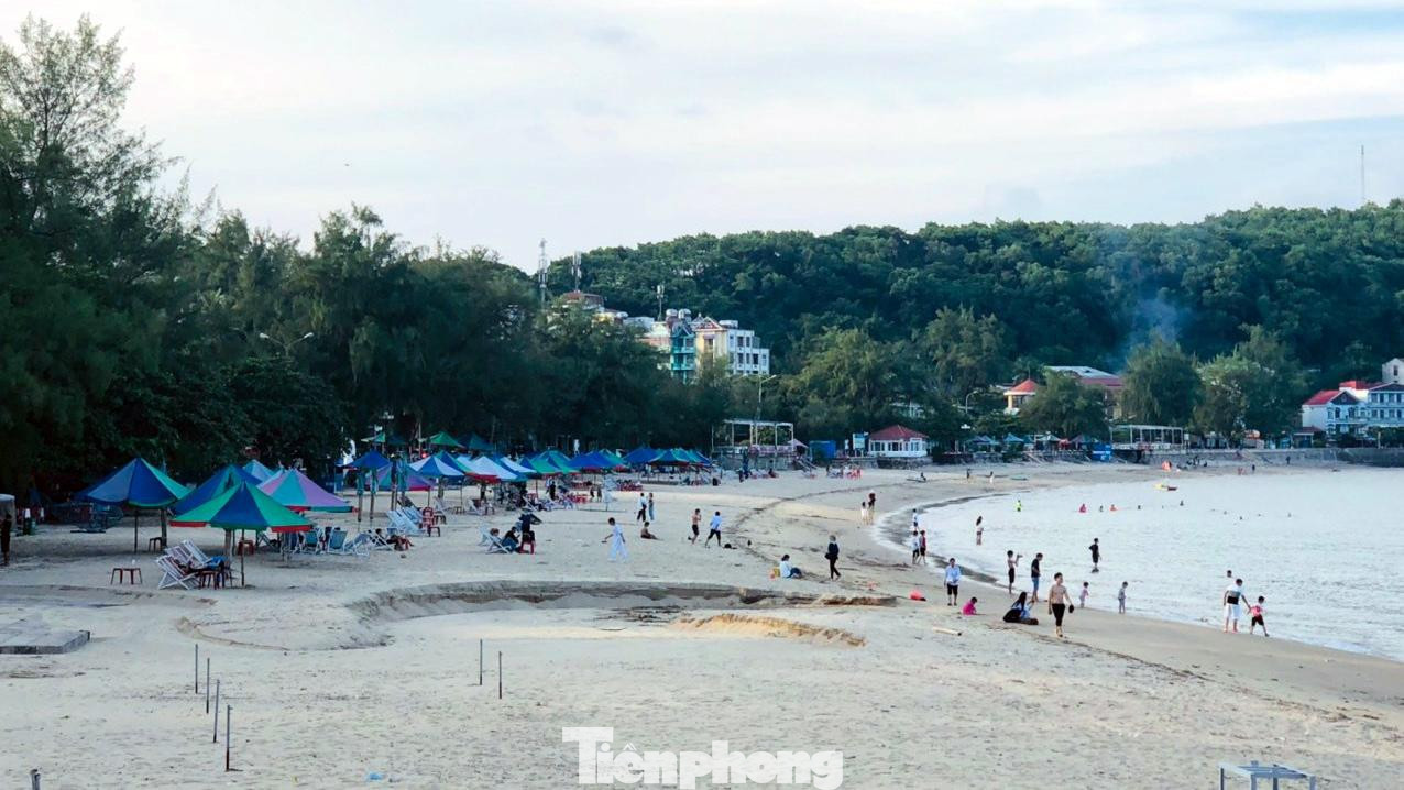 Bà Quyên (làm dịch vụ ăn uống tại Đồ Sơn) chia sẻ, sau nhiều tháng đóng cửa, nay các cửa hàng dịch vụ ăn uống được mở đón khách trở lại. Tuy nhiên, lượng khách đến rất ít.