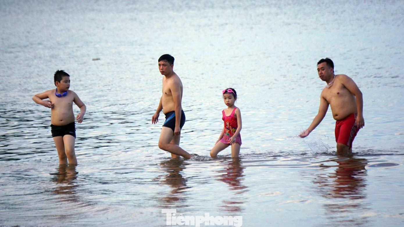 "Ngày đầu, chỉ lác đác vài chục khách là học sinh, sinh viên và một số hộ gia đình ra biển vui chơi, tắm mát. Lực lượng chức năng yêu cầu người đã tiêm vắc xin hoặc có xét nghiệm âm tính SARS-CoV-2 mới được đến khu du lịch. Ngoài ra, lao động làm dịch vụ du lịch cũng đã được tiêm vắc xin để đảm bảo an toàn trong phòng chống dịch", bà Quyên nói.