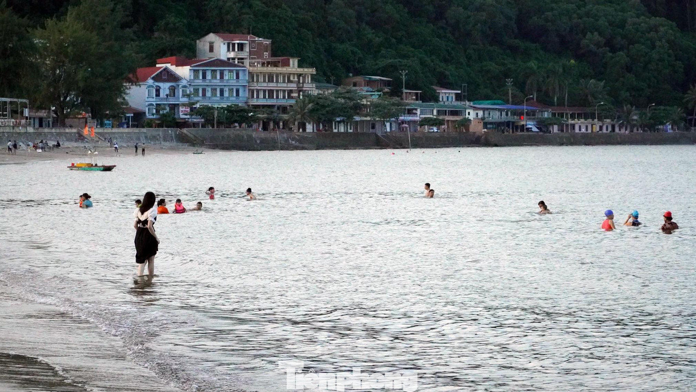 Dù lượng khách không nhiều, quận Đồ Sơn (TP Hải Phòng) bố trí nhiều tổ công tác rà soát, kiểm tra thường xuyên các nhà hàng, doanh nghiệp thực hiện yêu cầu phòng chống dịch. Đồng thời, giám sát và phát loa cảnh báo du khách thực hiện quy định tại bãi tắm.