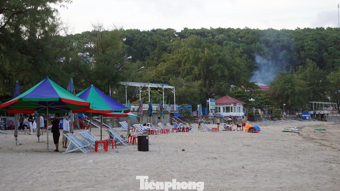 Trao đổi với Tiền Phong, lãnh đạo UBND quận Đồ Sơn cho biết, ngày đầu mở cửa lượng khách đến tham quan rất ít. Đồ Sơn đã qua mùa cao điểm du lịch năm 2021, thời tiết mùa thu ngày nắng, chiều mát vẫn có các hộ gia đình, bạn trẻ đến vui chơi, dã ngoại.