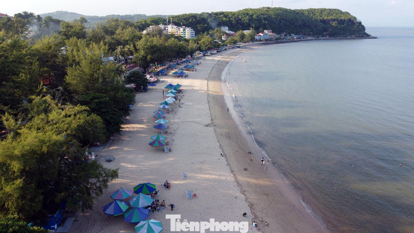 Ngày 1/10, TP Hải Phòng đồng loạt mở cửa trở lại các khu du lịch, bãi biển sau 7 tháng "đóng băng" do ảnh hưởng bởi dịch bệnh COVID-19. Theo ghi nhận của PV Tiền Phong, thời tiết nắng ráo, tuy nhiên bãi biển Đồ Sơn vắng khách đến tham quan.