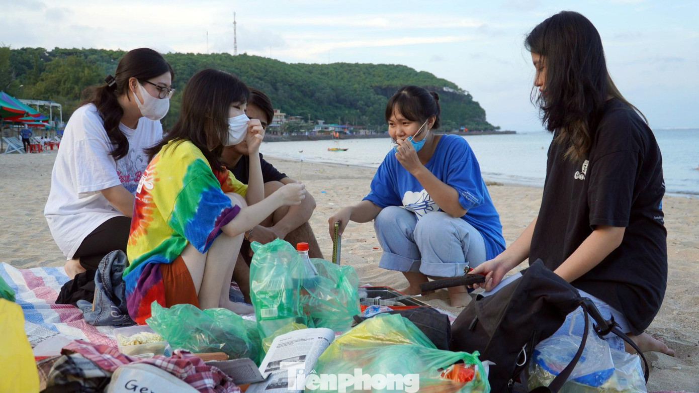 Giang (SN 2003, sinh viên năm nhất tại Hải Phòng) chia sẻ, em và nhóm bạn lên kế hoạch đi chơi từ lâu và đã tiêm vắc xin. Hôm nay TP Hải Phòng mở cửa các khu du lịch, em cùng nhóm bạn mang theo đồ ra bãi biển vui chơi, ăn uống.