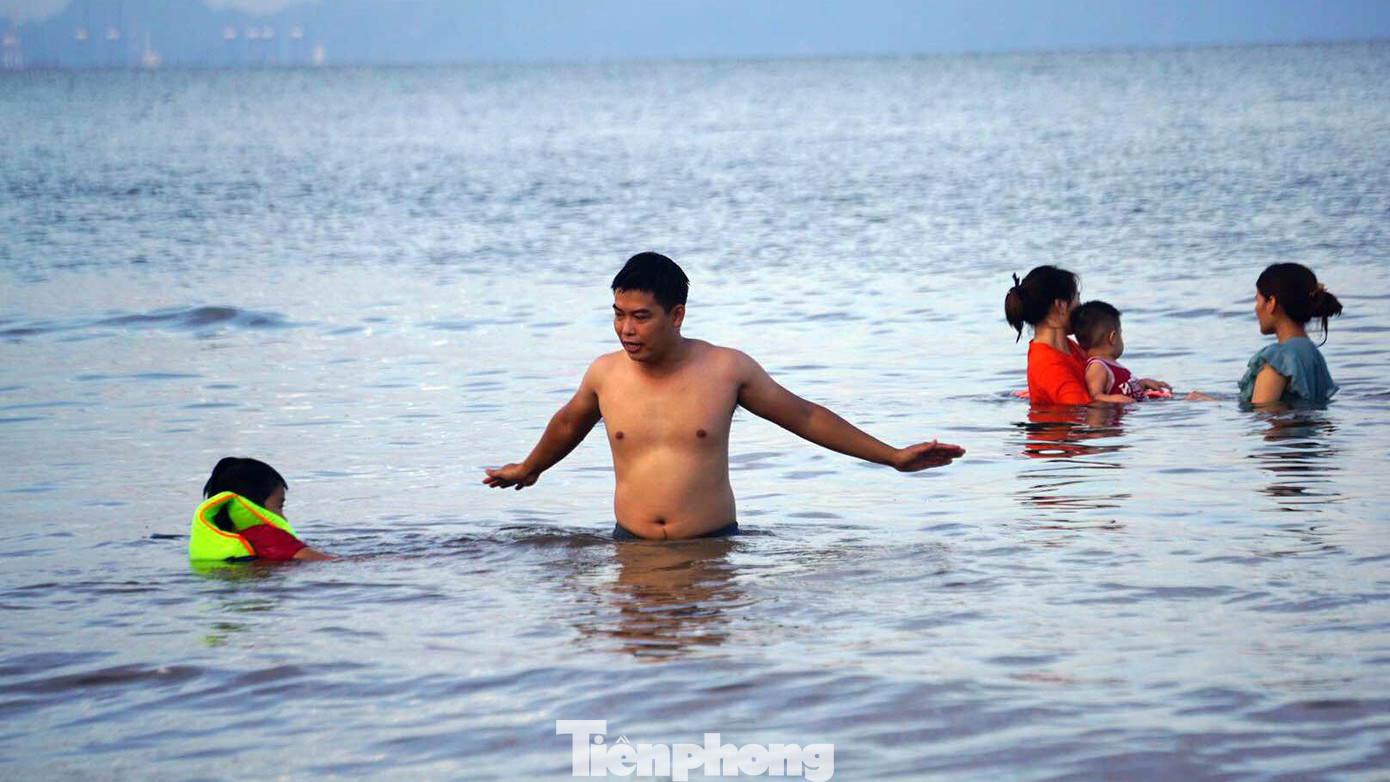 Một số hộ gia đình tại TP Hải Phòng ra bãi tắm Đồ Sơn giải nhiệt sau nhiều tháng giãn cách vì dịch bệnh.