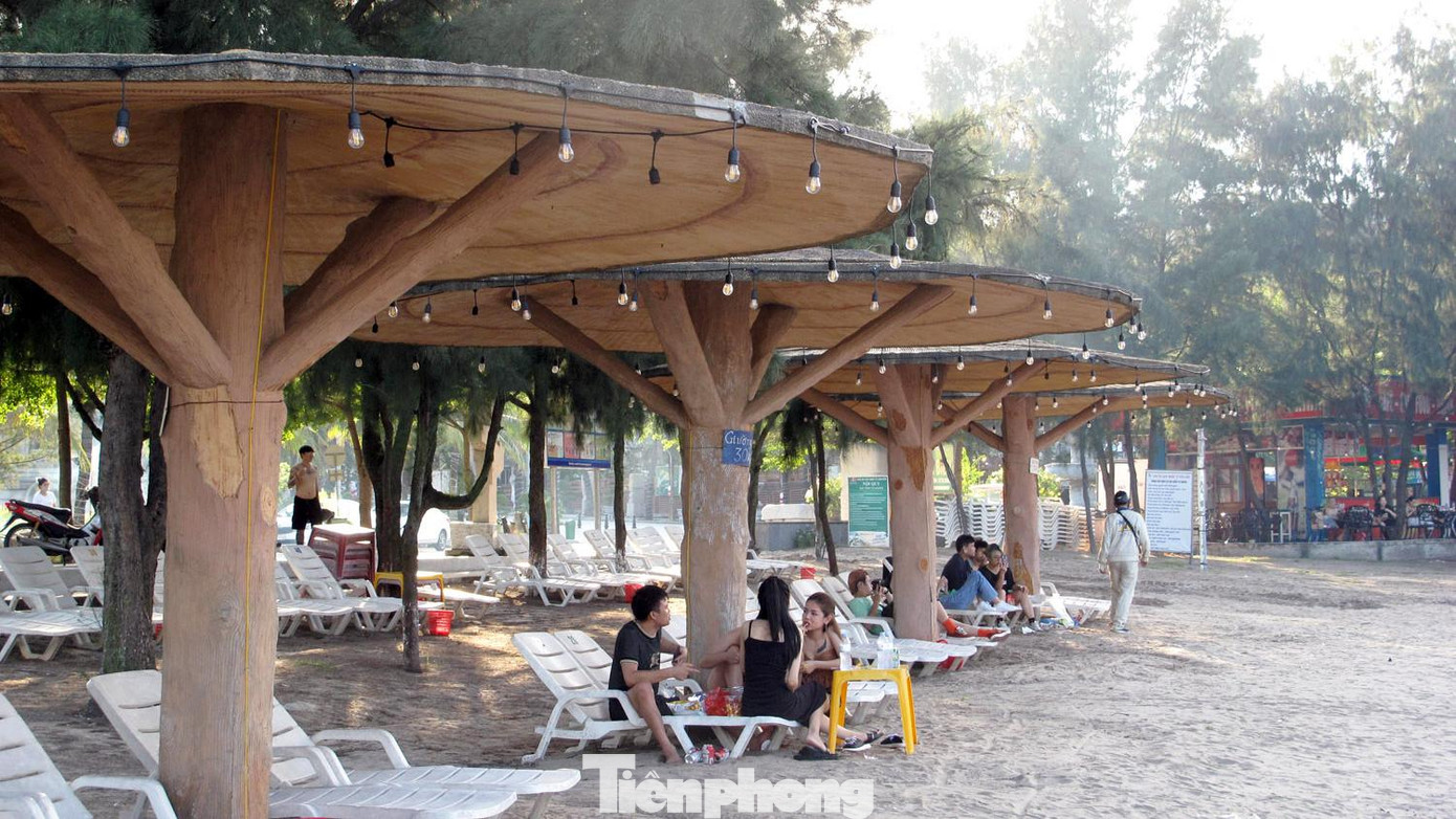 Cũng theo ghi nhận, phần lớn các cửa hàng, lều chòi phục vụ ăn uống chỉ lác đác vài khách.