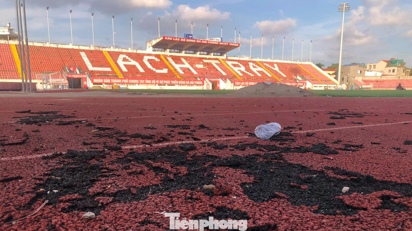 Dưới đường chạy điền kinh, nhiều điểm mặt đường bong tróc từng mảng.