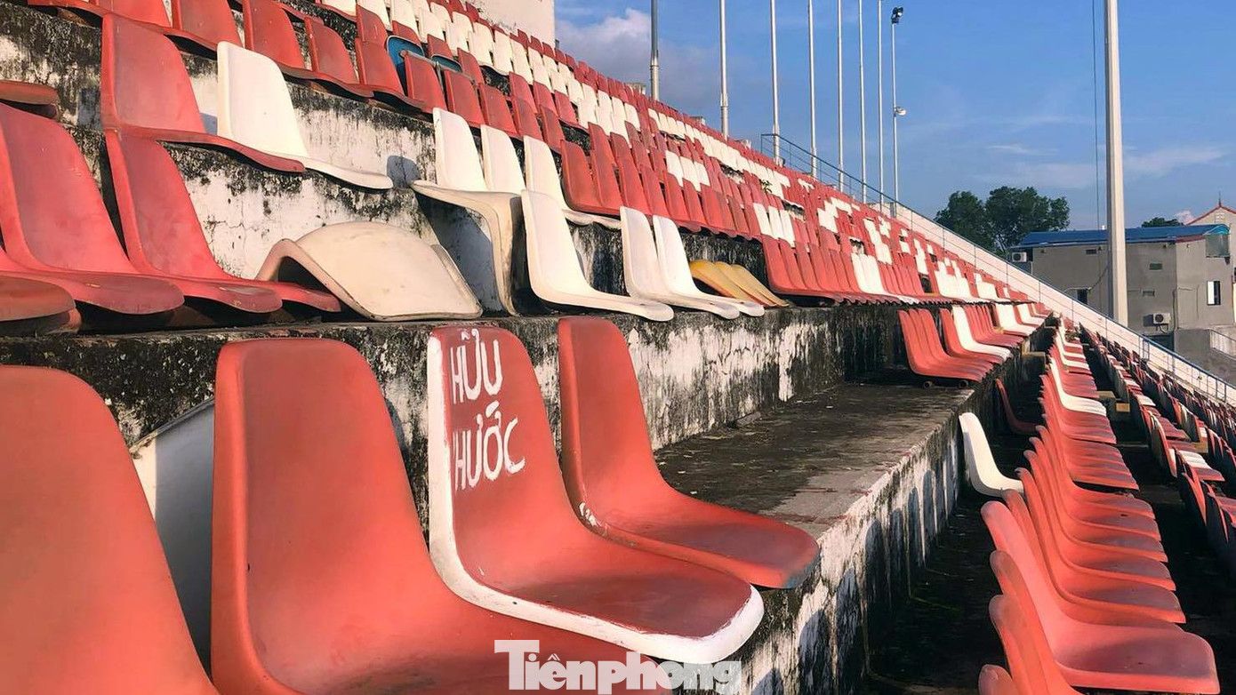 Trên các khán đài A-B, hàng loạt ghế ngồi hư hỏng nhiều năm qua vẫn chưa được thay mới tạo thành khoảng trống lớn.