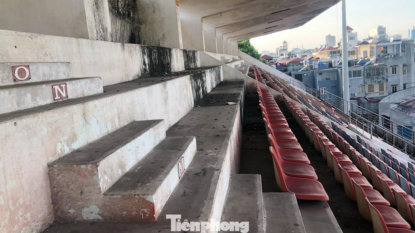 Trên khán đài A nhiều dãy trống ghế.