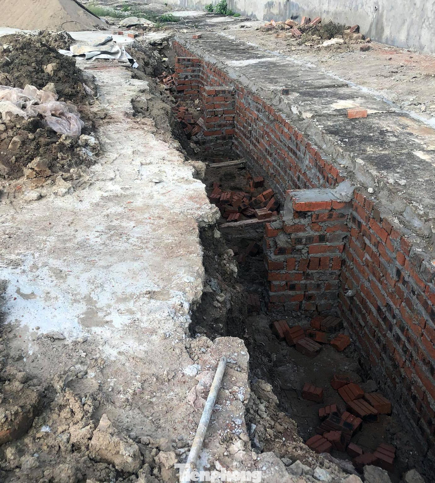 Trước đó, tháng 6/2021 UBND TP Hải Phòng phê duyệt dự án cải tạo, sửa chữa nhằm nâng cấp cơ sở vật chất, hoàn thiện hệ thống hạ tầng phục vụ nhu cầu tổ chức, thi đấu bóng đá tại các giải bóng đá quốc gia và Cup quốc gia hằng năm. Dự án có 3 gói thầu, trong đó hạng mục cải tạo mặt sân, hệ thống thoát nước, hệ thống đèn điện chiếu sáng do Công ty Sông Hồng làm chủ đầu tư với tổng kinh phí khoảng 17 tỷ đồng.