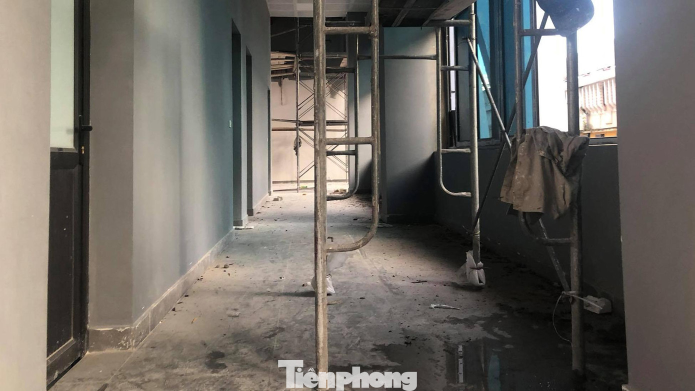 Khu vực phòng chức năng trước cổng chính đang được cải tạo, sửa chữa.