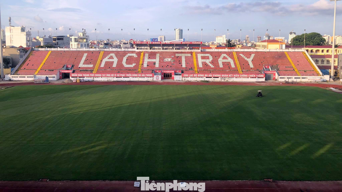 Vừa qua, ông Văn Trần Hoàn - Chủ tịch HĐQT Công ty Cổ phần Sông Hồng (Công ty Sông Hồng) đề nghị UBND TP Hải Phòng, Sở Văn hóa - Thể thao - Du lịch đăng cai tổ chức các trận thi đấu của đội tuyển bóng đá nam quốc gia Việt Nam trong trên sân Lạch Tray. Theo Công ty Sông Hồng, sân Lạch Tray đã hoàn thành tiến độ, đảm bảo chấy lượng thi đấu. Sau cải tạo, sửa chữa đạt chuẩn thi đấu theo quy chế bóng đá chuyên nghiệp.