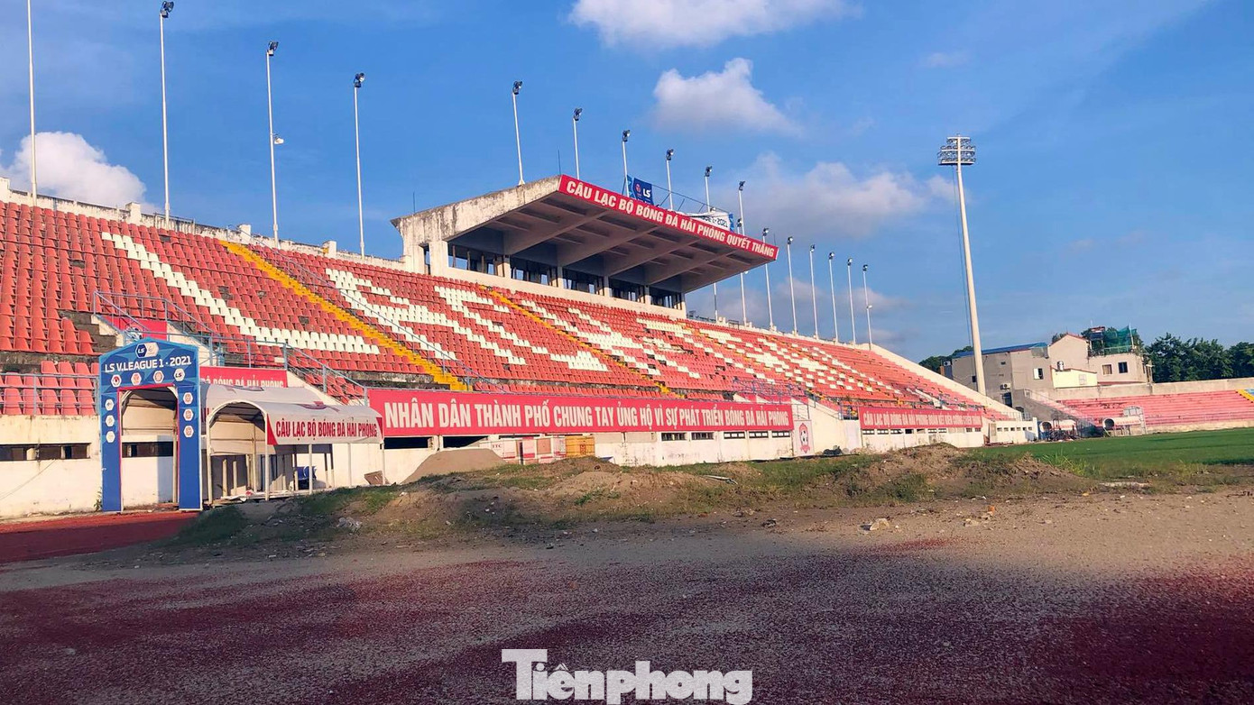 Tuy nhiên, theo ghi nhận của phóng viên, đến thời điểm hiện tại, mặt cỏ sân bóng Lạch Tray đã được Công ty Cổ phần Sông Hồng (Công ty Sông Hồng) thay mới và được cắt, chăm sóc 3 lần/1 tuần. Tuy nhiên, nhiều hạng mục khác vẫn chưa được khắc phục, cải tạo sửa chữa.