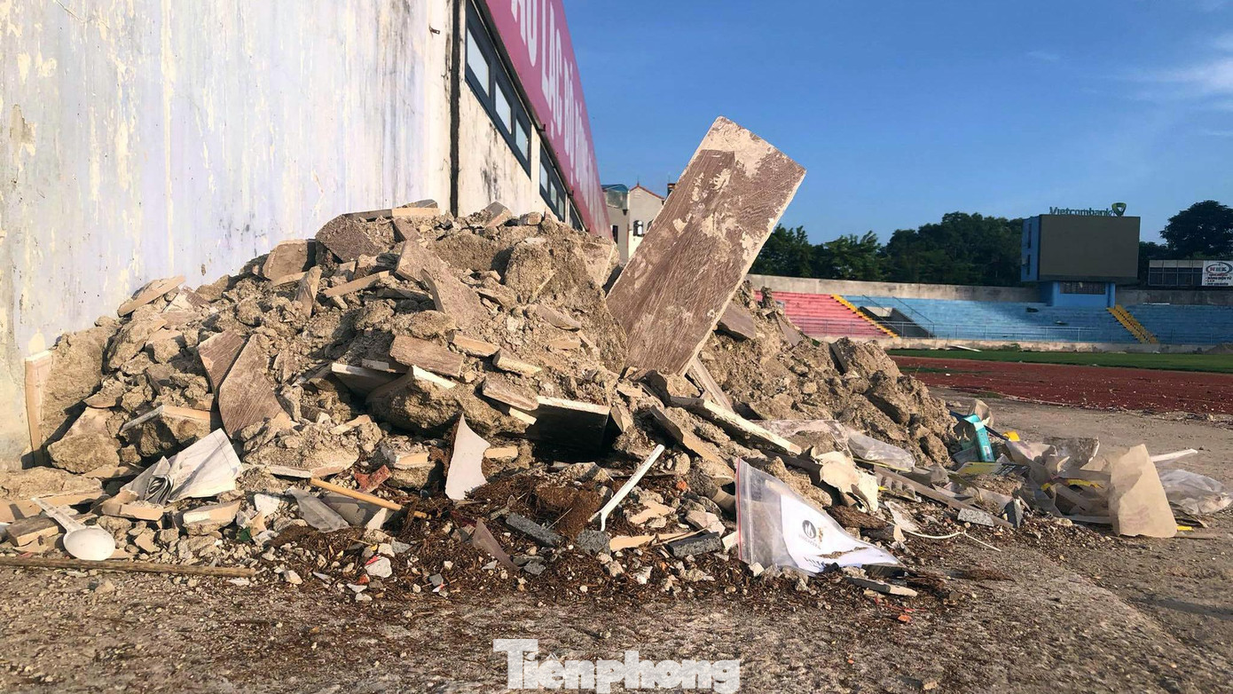 Vật liệu và phế thải xây dựng tập kết trong sân bóng Lạch Tray.