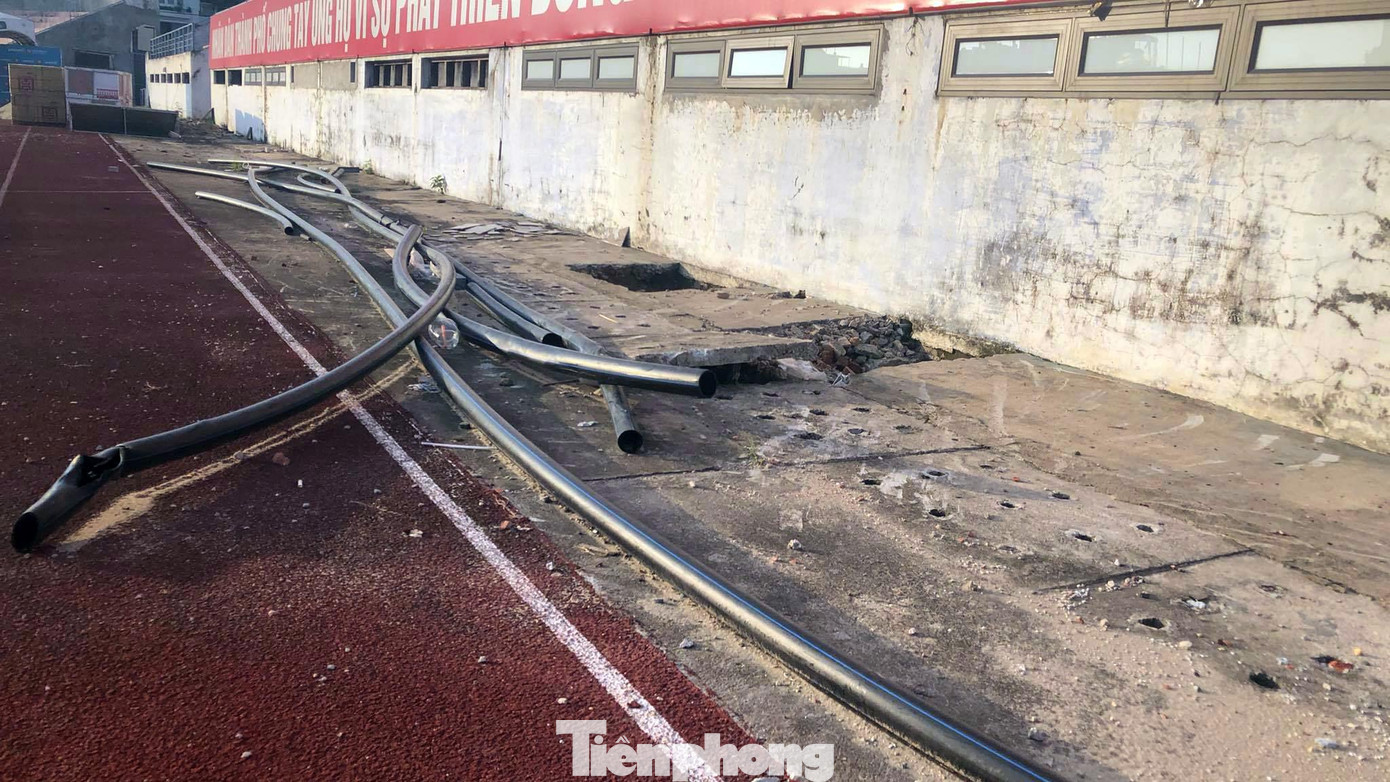 Nhiều nắp cống thoát nước đã hư hỏng. Phần lớn hạng mục thoát nước chưa được triển khai cải tạo, sửa chữa.