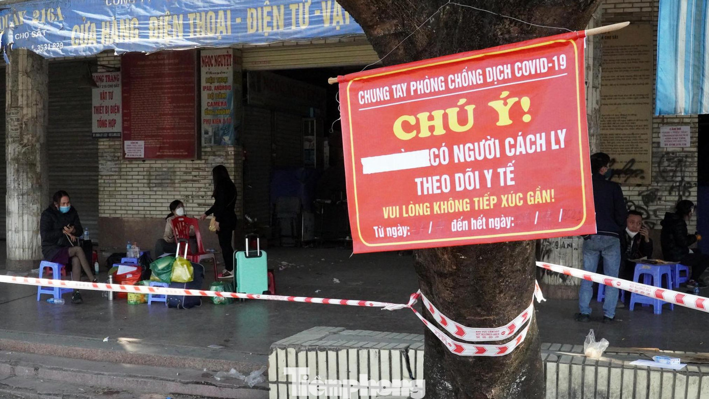 Trước đó, ngày 4/12, 1 tiểu thương tại chợ Sắt dương tính SARS-CoV-2. Ngay sau đó, BCĐ Phòng chống COVID-19 quận Hồng Bàng phong tỏa chợ, yêu cầu 105 người có mặt ở lại để làm xét nghiệm.