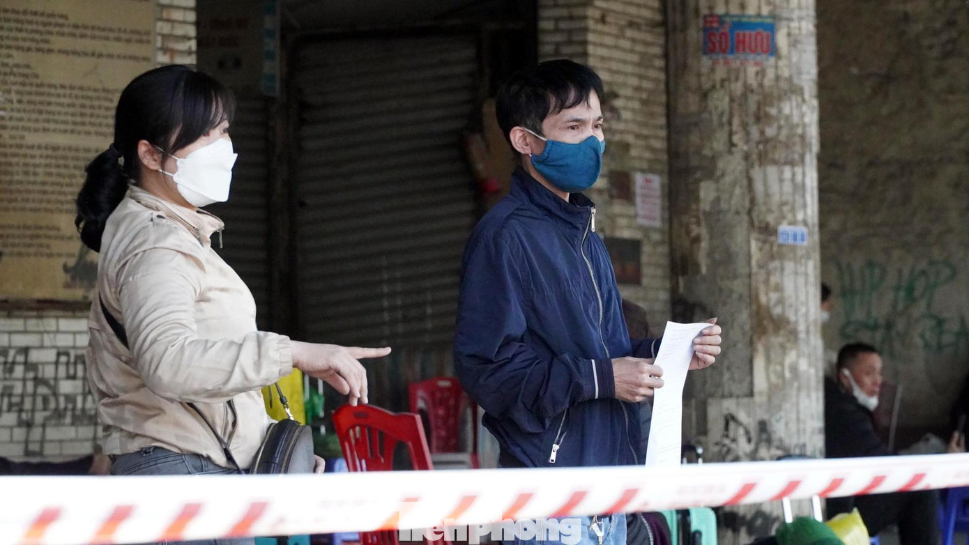 "Bệnh viện GTVT thành phố có gần 50 giường bệnh (45%) có thể điều trị cho F0. Do đó, quận đang lên kế hoạch thí điểm cho F0 nhẹ được cách ly, điều trị tại nhà. Hằng ngày, lực lượng y tế sẽ kiểm tra, theo dõi sức khỏe cho người bệnh", đại diện lãnh đạo quận Hồng Bàng nói.