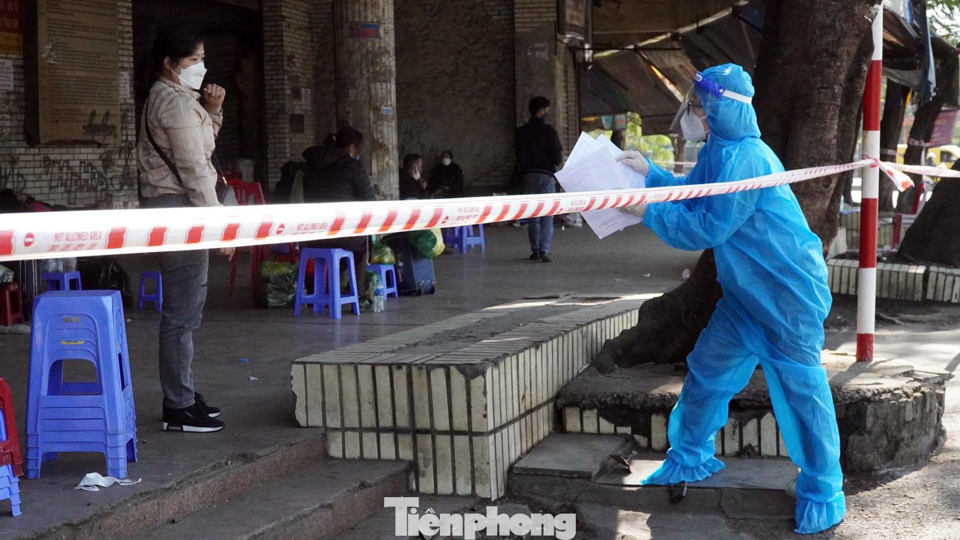 Quận Hồng Bàng cũng bố trí lực lượng liên ngành trực chốt 24/24h để hỗ trợ tiểu thương làm xét nghiệm, triển khai các biện pháp phòng chống dịch, tiếp tế nhu yếu phẩm cần thiết.