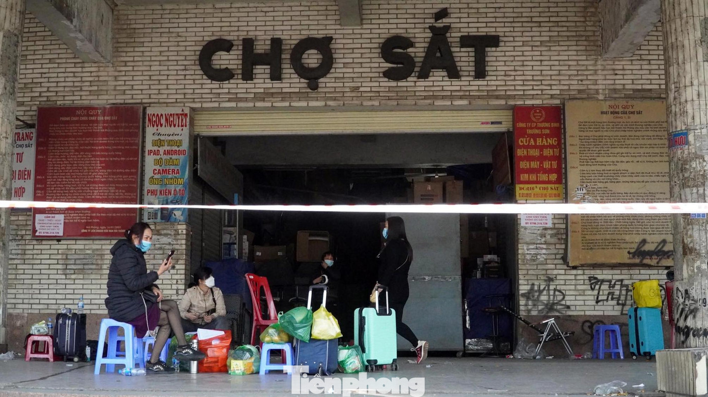 Các tiểu thương tập trung trước cổng chợ Sắt chờ phương án cách ly điều trị. Trao đổi với Tiền Phong, một lãnh đạo quận Hồng Bàng cho biết, các tiểu thương này sẽ được đưa về Bệnh viện GTVT thành phố để cách ly, theo dõi sức khỏe.