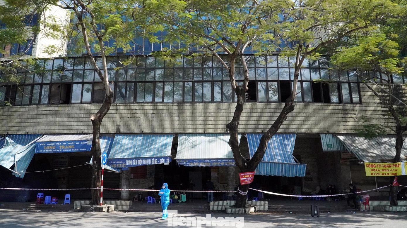 Sáng 6/12, BCĐ Phòng chống COVID-19 quận Hồng Bàng (TP Hải Phòng) thông tin, địa phương vừa ghi nhận thêm 77 ca F0 là tiểu thương tại chợ Sắt, khu chợ nổi tiếng thành phố cảng chuyên bán đồ điện tử, kim khí.