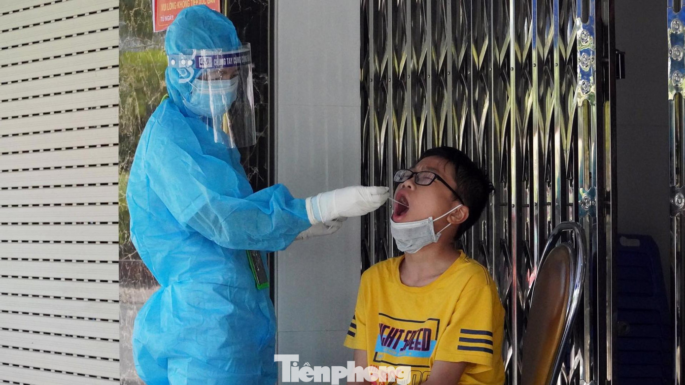 Sáng 6/12, lực lượng y tế đến nhà để lấy mẫu xét nghiệm nhiều trường hợp F1 tại phường Thượng Lý, quận Hồng Bàng.