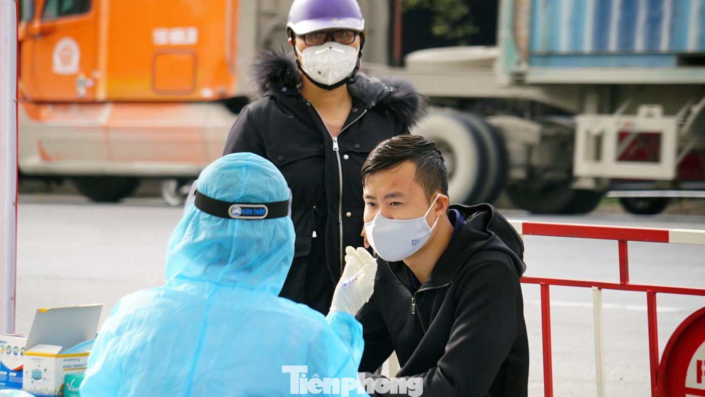 Người dân khai báo y tế sau khi Bệnh viện GTVT Hải Phòng phát hiện ca mắc COVID-19.