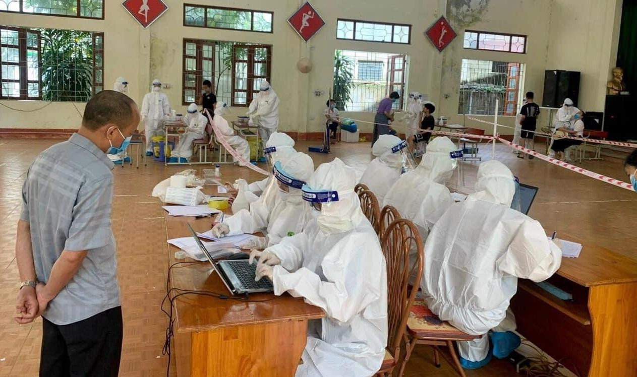 Lực lượng y tế lấy mẫu xét nghiệm diện rộng cho người dân TP Hải Dương. Lực lượng y tế lấy mẫu xét nghiệm diện rộng cho người dân TP Hải Dương.