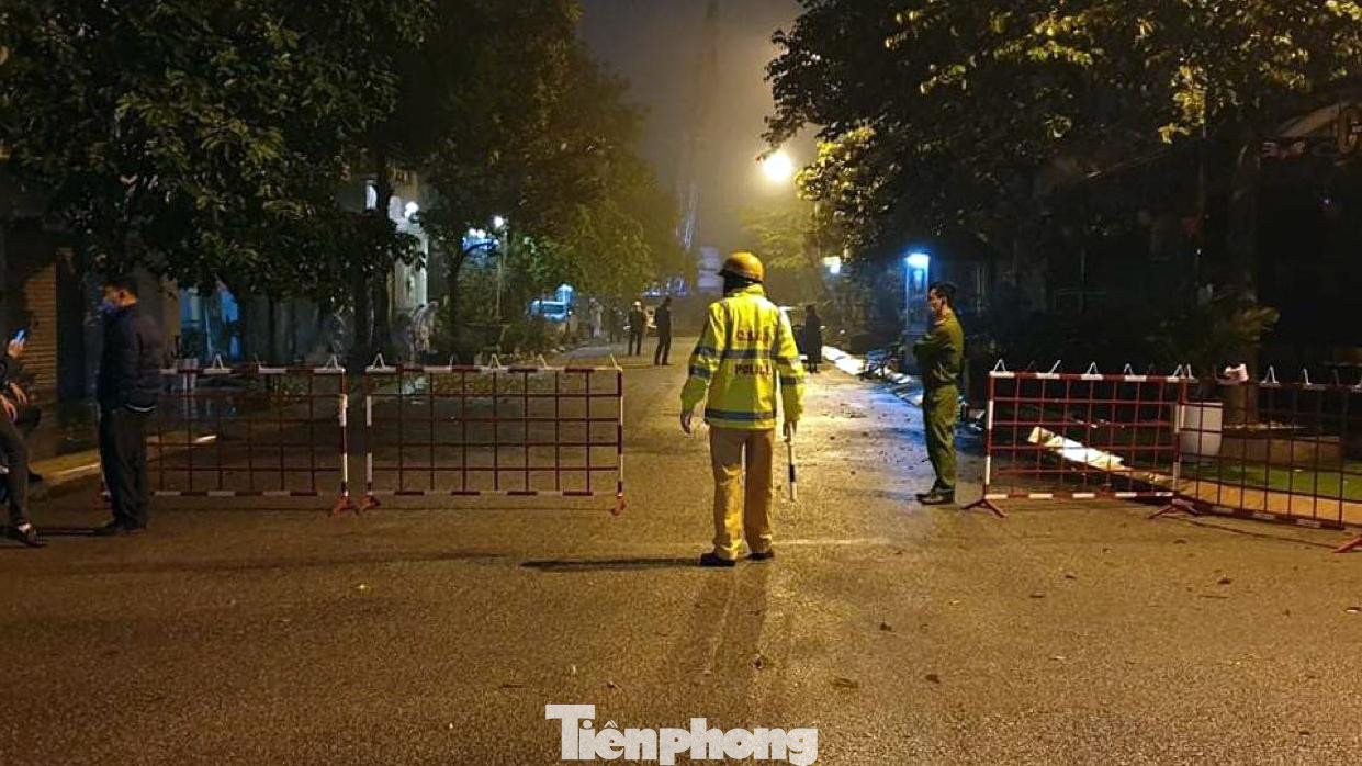 Lực lượng chức năng phong tỏa 5 địa điểm liên quan 2 cô gái về từ Campuchia tối 25/3. Lực lượng chức năng phong tỏa 5 địa điểm liên quan 2 cô gái về từ Campuchia tối 25/3.