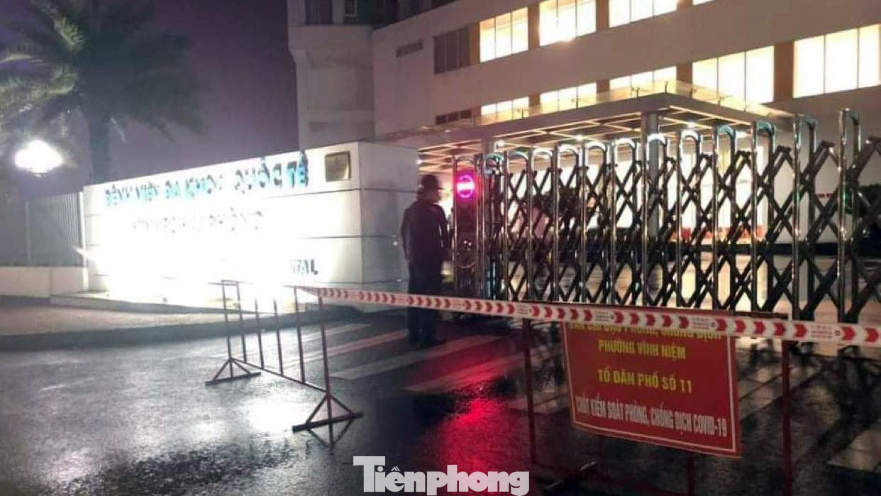 Tối 25/3, ngành y tế TP Hải Phòng phát hiện hai trường hợp dương tính SARS-CoV-2 sau khi họ khám bệnh và có kết quả xét nghiệm lần 1 tại Bệnh viện Đa khoa quốc tế Vinmec. Hai người này là Đ.T.T.P (SN 1995, ở xã Đại Hợp, huyện Kiến Thụy) và N.T.T (SN 1996, quê Cẩm Phả, tỉnh Quảng Ninh).