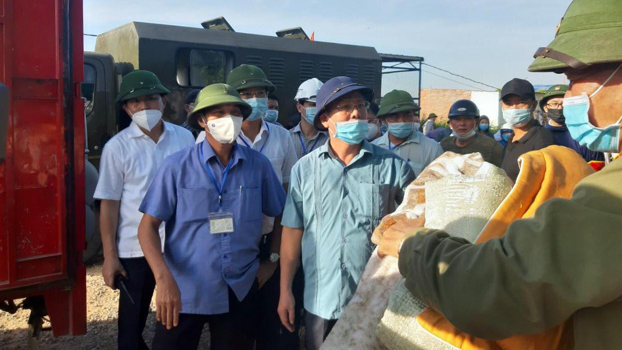 Lãnh đạo UBND TP Hải Phòng vận động người dân tự giác di dời tài sản để lực lượng chức năng thực hiện nhiệm vụ. Lãnh đạo UBND TP Hải Phòng vận động người dân tự giác di dời tài sản để lực lượng chức năng thực hiện nhiệm vụ.