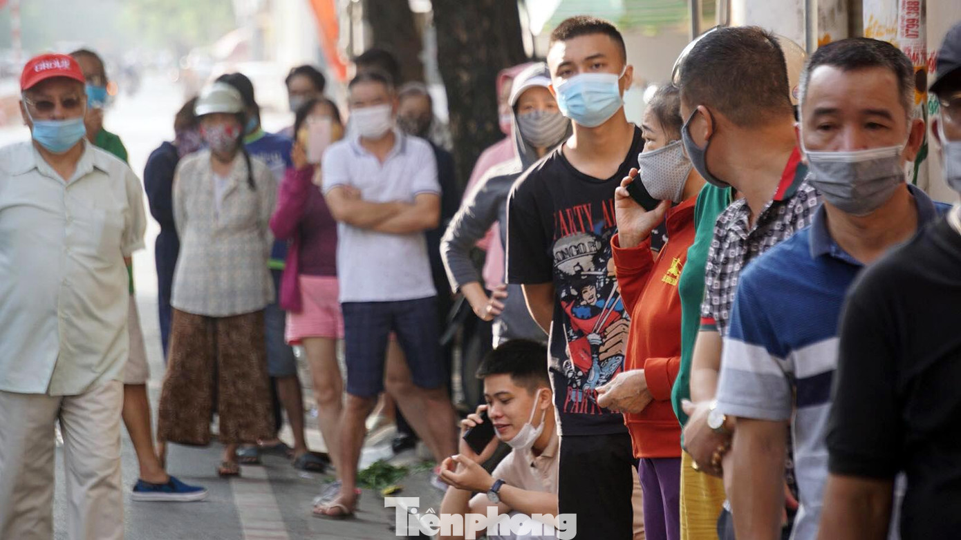 Ghi nhận của phóng viên, từ rạng sáng mỗi ngày hàng trăm người dân ở Hải Phòng xếp hàng dọc phố Cầu Đất chờ mua bánh. Trên tuyến phố này, có nhiều cửa hàng bánh truyền thống được người dân địa phương ưa chuộng.